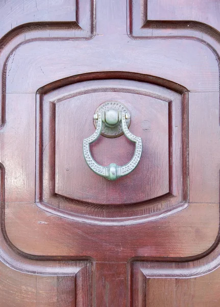 Ahşap kapalı kahverengi kapı yeni metal doorknocker — Stok fotoğraf