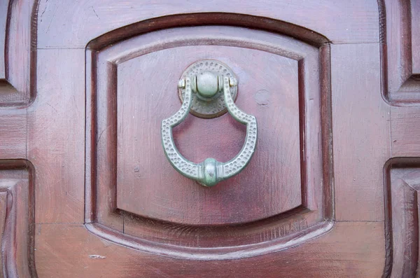 Nowe metalowe doorknocker na drewniane brązowe drzwi zamknięte — Zdjęcie stockowe