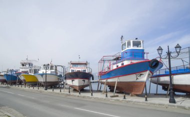 Deniz gezi tekneleri iskeleye kışın, Nessebar, Bulgaristan