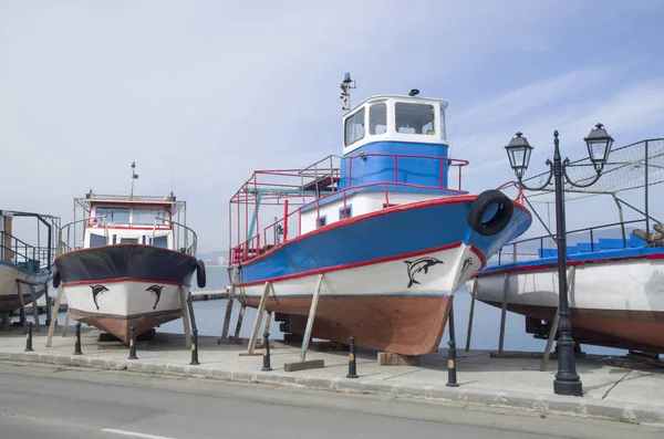 Merimatka veneet laiturilla talvella, Nessebar, Bulgaria — kuvapankkivalokuva