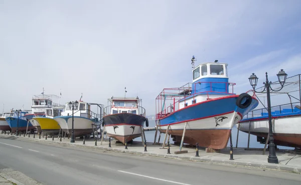Merimatka veneet laiturilla talvella, Nessebar, Bulgaria — kuvapankkivalokuva