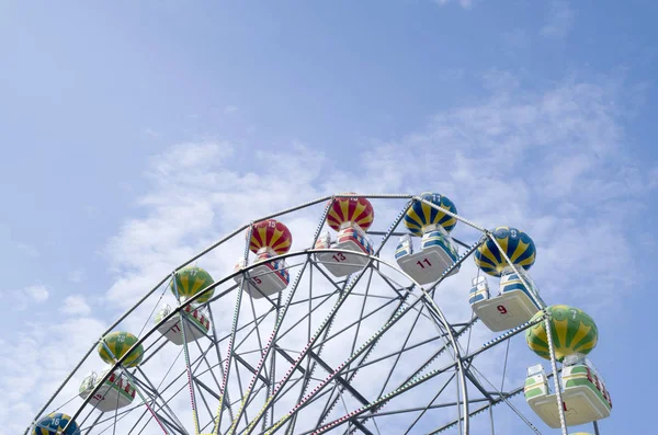 Πολύχρωμο ρόδα με καμπίνα με σχήμα baloon αέρα — Φωτογραφία Αρχείου