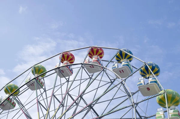 Πολύχρωμο ρόδα με καμπίνα με σχήμα baloon αέρα — Φωτογραφία Αρχείου