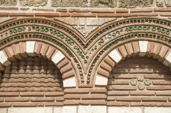 Fassade mit blinden Bögen hl. paraskeva in alten nessebar, bulgari — Stockfoto