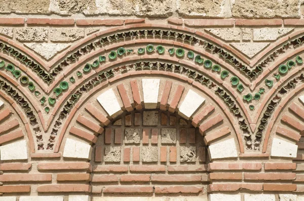 Fassade mit blinden Bögen hl. paraskeva in alten nessebar, bulgari — Stockfoto