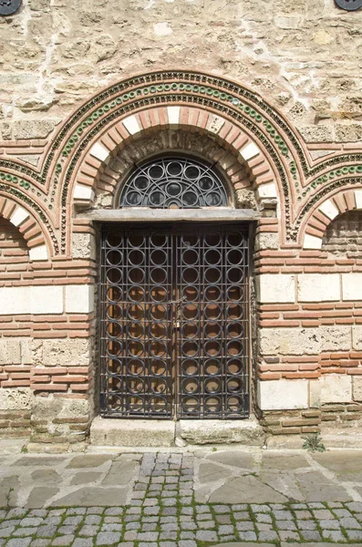 古いネセバル ブルガリア ヨーロッパの聖 Paraskeva 教会の入り口の一つ — ストック写真