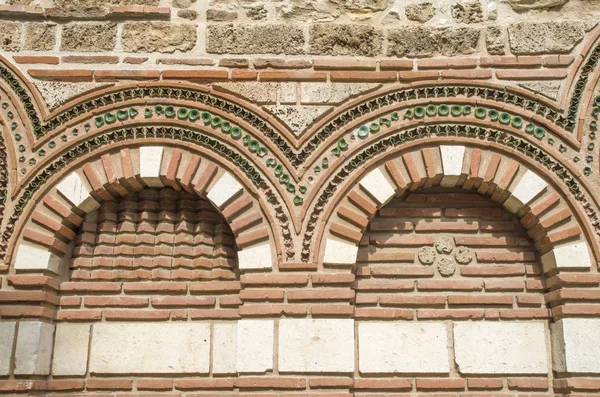 Fachada con arcos ciegos St. Paraskeva en el viejo Nessebar, Bulgari —  Fotos de Stock