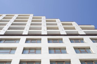 Bir iş ve ev inşa çok penceresi olan beyaz cephe