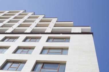 Bir iş ve ev inşa çok penceresi olan beyaz cephe