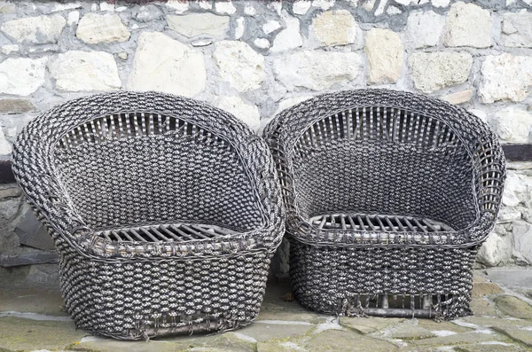 Twee oude rieten rotan fauteuils — Stockfoto