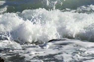 Karadeniz'de deniz dalgalarını kıran köpük ve damlalar