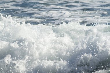 Karadeniz'de deniz dalgalarını kıran köpük ve damlalar