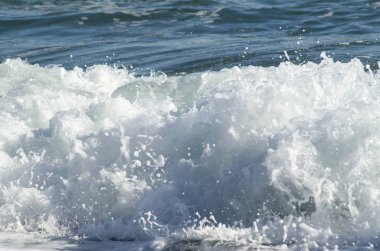 Karadeniz'de deniz dalgalarını kıran köpük ve damlalar