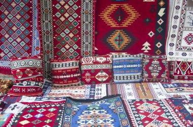 Arnavutluk 'ta renkli geleneksel halı ve yastıklar