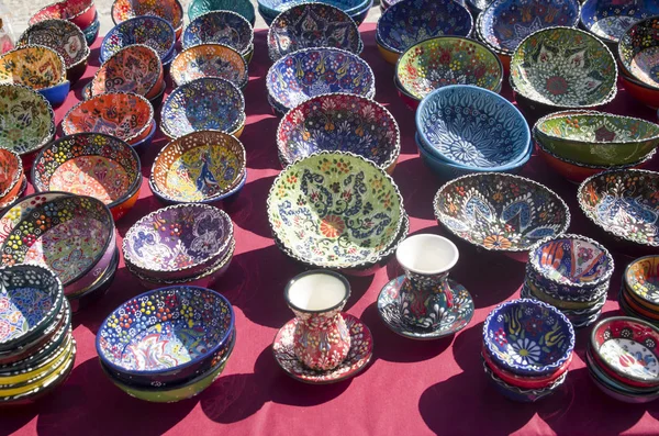 Colorful handmade painted bowls and plates wtih floral ornaments — ストック写真