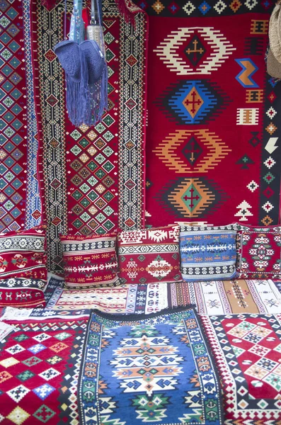 Arnavutluk 'ta renkli geleneksel halı ve yastıklar — Stok fotoğraf