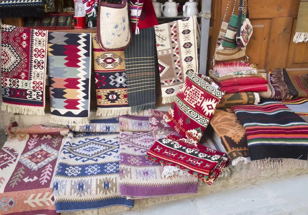 Arnavutluk 'ta renkli geleneksel halı ve çantalar — Stok fotoğraf