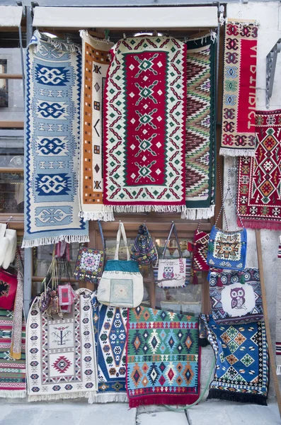 Arnavutluk 'ta renkli geleneksel halı ve çantalar — Stok fotoğraf