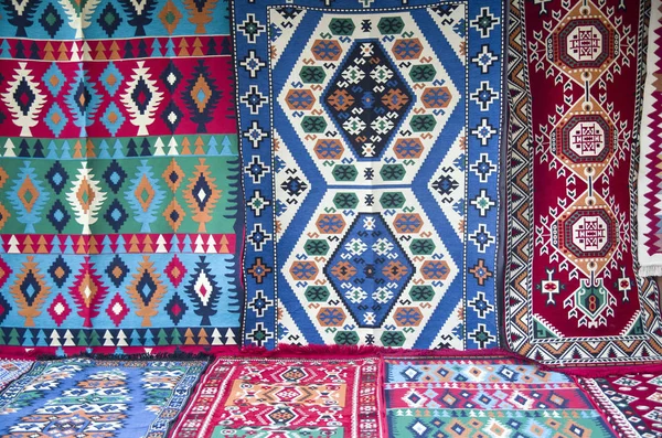 Красочные традиционные ковры на улицах Албании — стоковое фото
