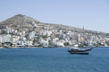 Arnavutluk 'un İyon Denizi kıyısındaki Saranda kasabası Korfu ve antik