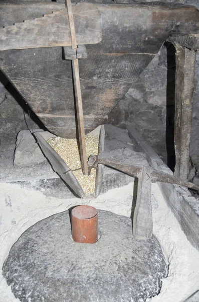 Un vecchio mulino di lavorazione del mais macinazione a Theth, Albania — Foto Stock