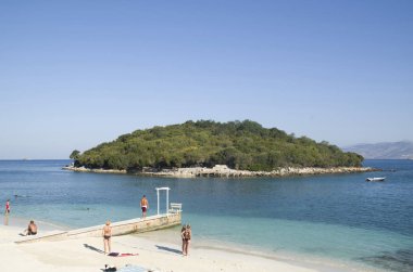 Arnavutluk 'un Ksamil köyü ve Ksamil Adaları' ndaki sahil 