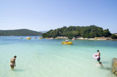 Arnavutluk 'un Ksamil köyü ve Ksamil Adaları' ndaki sahil 