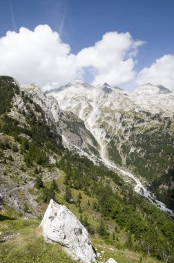 Arnavutluk Alplerinde Valbona Geçidi 'nden yapılan Jezerca zirvesinin görüntüsü