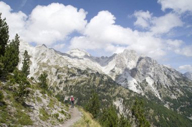 Arnavutluk Alplerinde Valbona Geçidi 'nden yapılan Jezerca zirvesinin görüntüsü