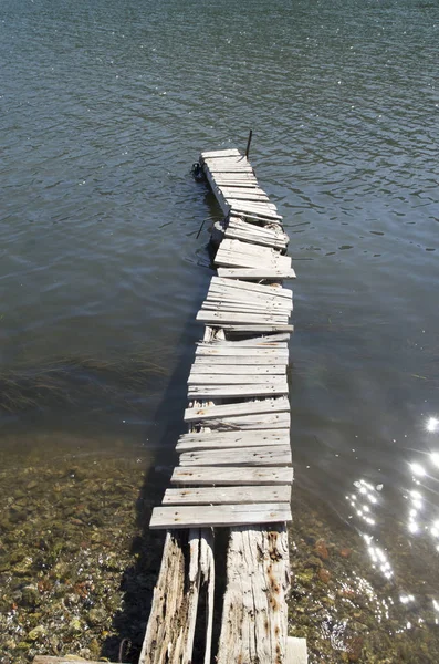 Kleine lege oude houten pier in rivier — Stockfoto