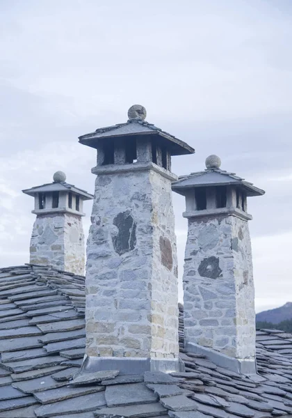 Nuevas chimeneas de piedra en el cielo —  Fotos de Stock