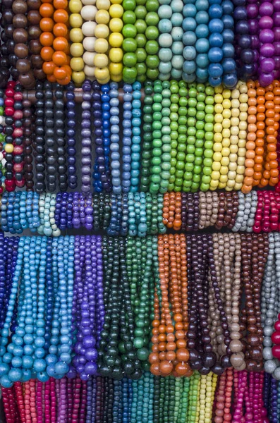 Mnoho barevné dřevěné šperky s kuličkami — Stock fotografie