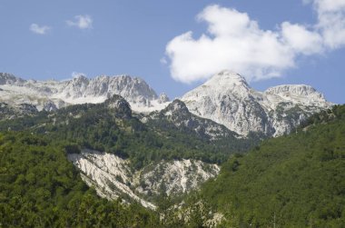 Valbona 'daki Valbona Vadisi' nden Arnavutluk Alpleri 'ndeki zirve manzarası 