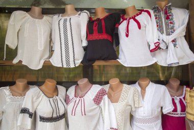 Romen ambrosuyla çok renkli pamuklu kadın ve erkek gömlekleri