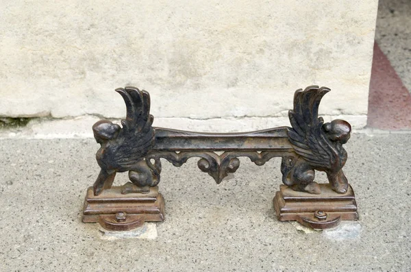 Stary skrobak do butów z dwoma skrzydlatymi sfinksami, Rumunia — Zdjęcie stockowe