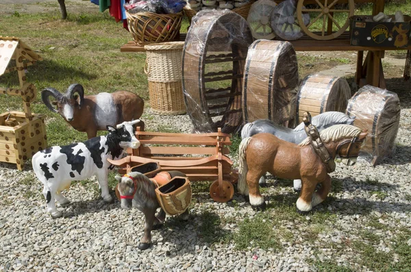 Figuras decorativas para el jardín - figuras bien, caballos, cabras —  Fotos de Stock
