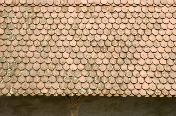 Старая крыша с керамической круглой плиткой — стоковое фото