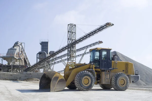 Wheel Medium Sized Loader Several Belt Conveyors Piles Rubble Gravel — Stock Photo, Image