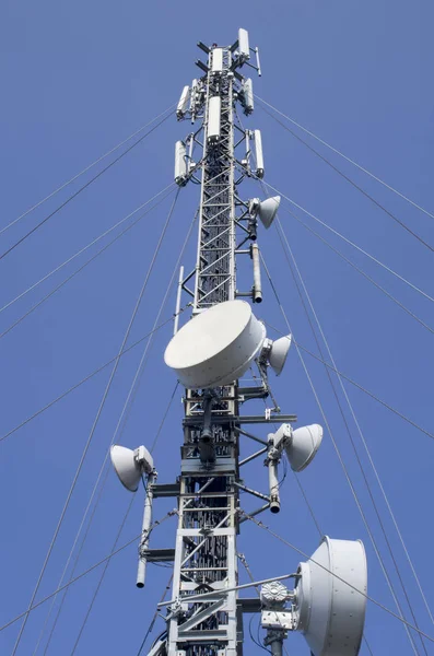 Mavi Gökyüzünde Gsm Anteni — Stok fotoğraf