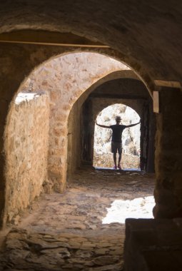 Delikanlının silueti, bir tünelin girişindeki kasada çekilecek poz.