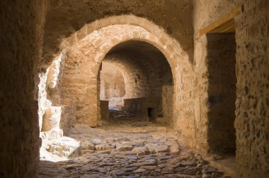 Yunanistan 'daki Monemvasia kentinin kemerleri ve tünelleri.