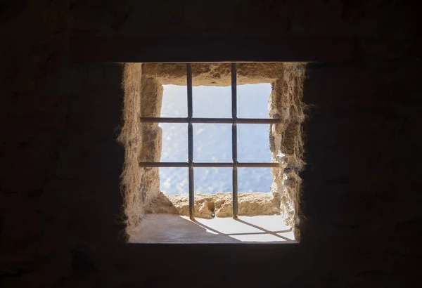 Yunanca Metal Izgaralı Eski Taş Pencere — Stok fotoğraf