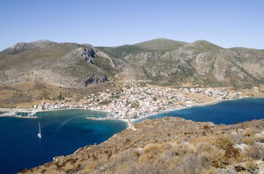Sahildeki yeni kasaba, Morec 'teki Monemvasia adasındaki kalenin tepesinden.