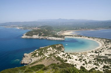 Morec 'teki Palaikastro kalesinden Bay ve Voidokoilia gölünün panoramik manzarası