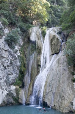 Peloponnese, Greec 'te yaz gününde Lake ve Polylimnio Şelaleleri