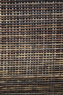 Duvarda eski ahşap sopalar