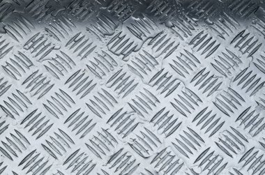 Süs dolabı olan yeni ıslak metal levha