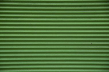 Eski yeşil harici metal kepenk mağaza dolabında.