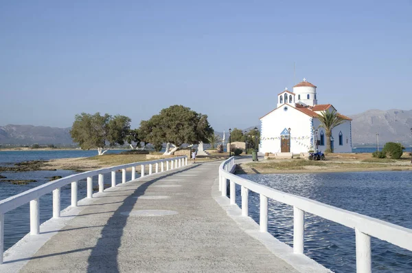 Mały Biały Tradycyjny Kościół Pobliżu Portu Elafonisos Grecji Europ — Zdjęcie stockowe