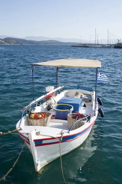 希腊海上一艘名叫欧罗巴的白色小渔船 — 图库照片